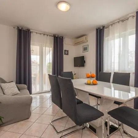 Apartment Darko - 100M From Sea Apartamento *